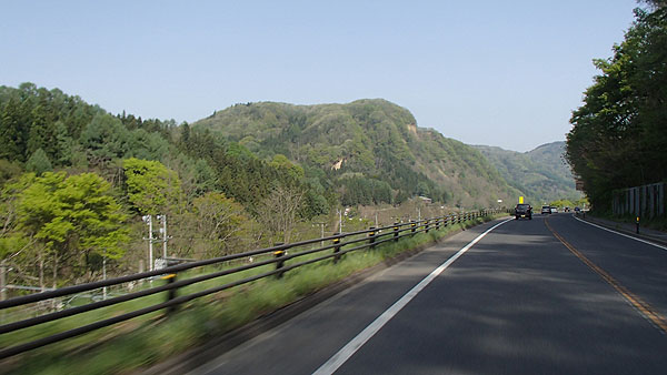 山や新緑を眺めながら快走